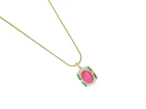 Collar de acero dorado con cadena fina y dije rectangular con gran piedra ovalada fucsia al centro, rodeada por pequeños cristales blancos y verdes.