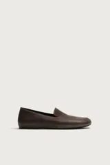 Mocasín casual de cuero marrón con horma redonda y suela ultrafina.