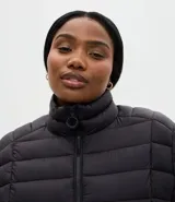 Campera puffer acolchada de corte relajado, con cuello alto, cierre frontal de cremallera y bolsillos laterales. Confeccionada en microfibra de poliamida ultraligera, resistente al agua y respirable.