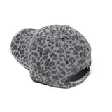 Gorro tipo cap con visera curva, confeccionado en tela gris con estampado animal print de leopardo y detalles de desgaste en el borde de la visera.