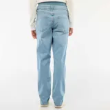 Pantalón de jean estilo regular straight diseñado para embarazo, con cintura elástica integrada para mayor comodidad y ajuste. Presenta un lavado clásico en tono azul claro, corte recto y dobladillo en los tobillos.