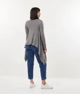 Cardigan gris de tejido de punto, con mangas largas y terminación irregular en el ruedo.