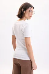 Remera manga corta de corte clásico y ajuste al cuerpo, color blanco, con escote en V.