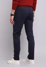 Pantalón chino gris oscuro de corte slim fit.