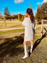 Vestido corto tejido en lurex celeste, de corte holgado y manga corta.