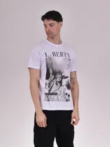Remera blanca de algodón con cuello redondo y estampado frontal de la Estatua de la Libertad en blanco y negro, con la inscripción "Liberty Evolution Music New York".