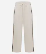 Pantalón de corte recto color negro con tiras laterales blancas en contraste. Cuenta con cintura elástica y cordón ajustable.