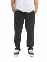 Pantalón casual color beige claro, de corte recto y tiro medio, con cintura elastizada y cordón ajustable. Presenta bolsillos laterales inclinados y costuras visibles en la parte delantera de las piernas.