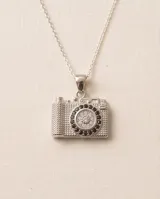 Collar de plata con cadena fina de eslabones y dije colgante en forma de cámara fotográfica decorada con circonias.