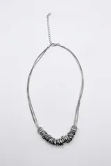 Collar plateado de doble cadena fina tipo serpiente con un conjunto de múltiples aros metálicos entrelazados en la parte central. Cuenta con cadena de alargue y cierre de mosquetón.