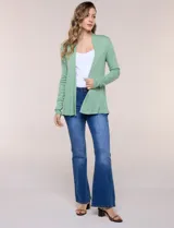 Cardigan liviano de punto acanalado verde, con frente abierto sin cierres y mangas largas.