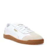 Championes Puma modelo Club 5V5 Lux, de diseño urbano con parte superior de cuero sintético blanco y detalles en gamuza beige en la puntera y el talón. Cuenta con suela de goma color caramelo y logo de la marca en dorado.
