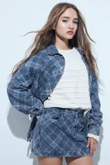Minifalda de jean con estampado cuadrillé en tonos azules, de corte recto y estructura clásica con bolsillos.