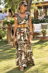Vestido largo de seda con estampado botánico en tonos verde seco y marrón, escote buche y manga japonesa.
