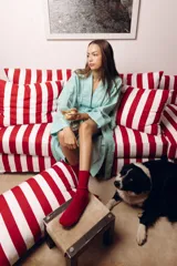 Bata de lino con diseño a rayas verticales en tonos verde menta y azul, de corte holgado, manga larga y lazo ajustable en la cintura.