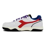 Championes deportivos Diadora Maverick Pride, color blanco, con detalles en rojo, azul, amarillo y cordones morados. Diseño de corte bajo con suela negra y entresuela color crema.
