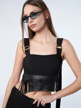 Top corto negro con breteles regulables y flecos de cuerina en el frente.