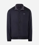 Campera deportiva reversible de manga larga con cierre frontal de cremallera, cuello alto y bolsillos laterales. Confeccionada en poliamida con forro interior de fleece, presenta un pequeño logo estampado en el pecho.