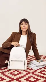 Mochila negra combinada con nobuck, bolsillo amplio adelante con broche y cierre, bolsillos en los costados, asas regulables y bolsillos internos.