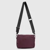 Cartera tipo bandolera de la marca Bubba, color bordó, con diseño compacto y funcional. Cuenta con tres compartimentos exteriores con cierre y correa ajustable de tela negra con el logo de la marca estampado.