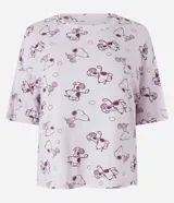 Blusa de pijama de viscolycra color lila, de corte holgado, con cuello redondo, mangas cortas y estampa integral de Snoopy jugando al golf.