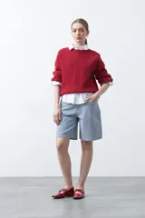 Sweater negro de tejido tramado con relieve, de calce cómodo y cuello redondo.