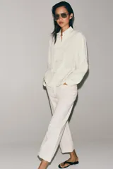 Camisa ZARA Woman Collection de hilatura con mezcla de viscosa, diseño de rayas a contraste, cuello mao y manga larga. Cuenta con bolsillos frontales aplicados y cierre frontal con alamares.