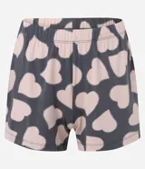 Conjunto de pijama americano corto confeccionado en viscosa certificada, compuesto por una blusa de manga corta con cuello solapa y abotonado delantero, y un short con cintura elástica y lazo. Estampado de corazones.