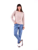 Remera negra de manga larga con cuello redondo y detalle de tachas doradas dispuestas en diagonal sobre el pecho.