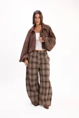 Campera corta de estilo urbano color marrón, con cuello camisero, cierre frontal y mangas abullonadas con puños elastizados.