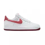 Zapatillas urbanas Nike Air Force 1 07, color blanco con detalles en rojo.