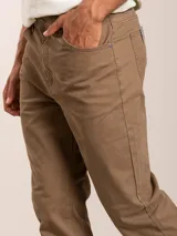 Pantalón de sarga color beige, de corte recto y cinco bolsillos.