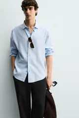 Pantalón de corte regular fit confeccionado en tejido mezcla de algodón, con cintura elástica ajustable mediante cordón, bolsillos laterales y bolsillos traseros de vivo.