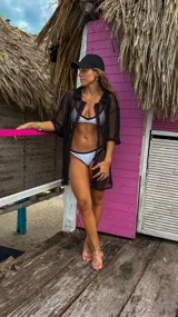 Camisa playera de red negra con botones y mangas cortas.