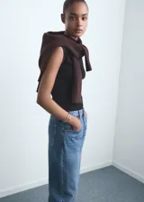 Pantalón de jean estilo barrel con diseño balloon, tiro alto y cinco bolsillos. Cuenta con cierre frontal de cremallera y botón, y trabillas en la cintura.