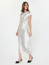 Blusa plateada de satén con cuello drapeado y espalda tejida.