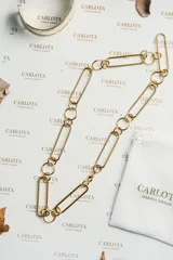 Collar de eslabones rectangulares y circulares dorados, fabricado en acero quirúrgico con baño de oro 18k.