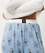 Pantalón de pijama tipo jogger confeccionado en tejido rib, color celeste con estampado de Los Ositos Cariñositos. Presenta cintura elástica y puños ajustados en los tobillos.