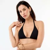 Top de bikini de malla texturizada con diseño triangular y tirantes estilo halter para anudar al cuello, en color negro.