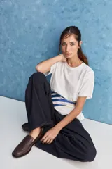 Remera de manga corta color negro, con cuello redondo y calce relajado, confeccionada en tejido suave con elastano.