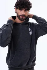 Buzo con capucha tipo canguro, confeccionado en tela con efecto lavado, color negro. Presenta un estampado frontal de dos bolas de billar número 8 con forma de cerezas y bolsillo delantero tipo canguro.