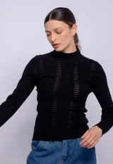 Polera negra tejida de manga larga con cuello alto y detalles calados.