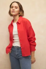 Camisa blanca de manga larga confeccionada en tela texturizada con botones de nácar.