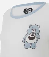 Blusa de pijama de manga larga confeccionada en tejido rib acanalado color blanco. Presenta cuello redondo en tono celeste contrastante y una estampa localizada de un osito cariñosito en el pecho.
