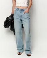 Jeans de tiro medio con corte recto desde la cadera hasta el bajo, de color celeste claro. Diseño clásico de cinco bolsillos con cierre de cremallera y botón metálico.