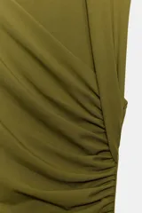 Vestido midi negro con escote asimétrico, sin mangas y detalle de drapeado delantero.