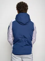 Campera deportiva Umbro con capucha, cierre frontal y bloques de color. El cuerpo principal es azul marino, los hombros son blancos y las mangas tienen paneles laterales en gris claro.