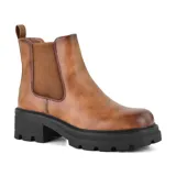 Bota de cuero sintético color marrón con elástico lateral y suela track color negro.