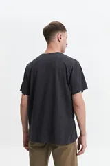 Remera de manga corta color crema con estampado abstracto en blanco, de corte recto y cuello redondo.