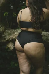 Culotte de bikini negro de tiro alto con faja que estiliza la figura y cavado clásico.